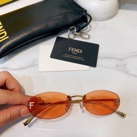 Модели с логотипом Fendi виде бриллианта на показе известных диза