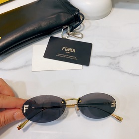 Модели с логотипом Fendi виде бриллианта на показе известных диза