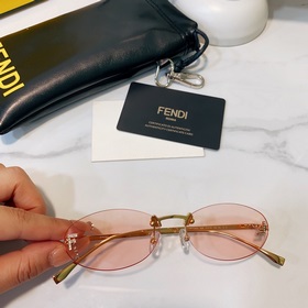 Модели с логотипом Fendi виде бриллианта на показе известных диза