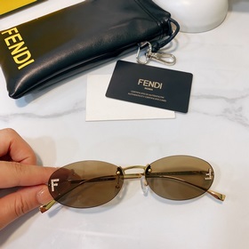 Модели с логотипом Fendi виде бриллианта на показе известных диза