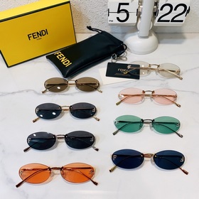 Модели с логотипом Fendi виде бриллианта на показе известных диза