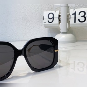Новые товары на официальном сайте Fendi FE40065U Размер： 56-16-1