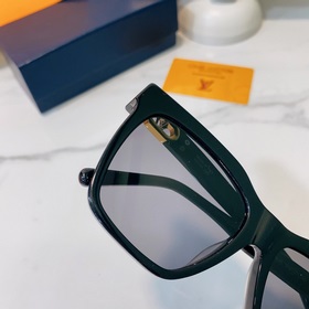 LOUIS VUITTON Модель： Z1725E Размер： 57 x 19 x 145