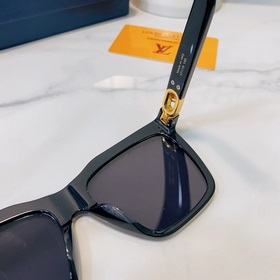 LOUIS VUITTON Модель： Z1725E Размер： 57 x 19 x 145