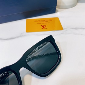 LOUIS VUITTON Модель： Z1830U Размер： 54 x 20 x 142