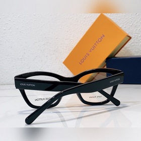 1 LOUIS VUITTON Модель： 8819 Размер： 54-21-145