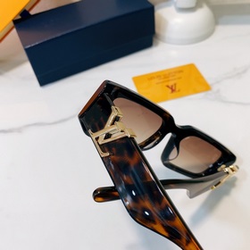 Louis Vuitton Модель： Z2311E Размеры： 54-21-145