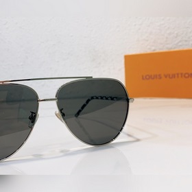 LOUIS VUITTON Модель： Z1795U Размер： 64х13-142