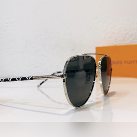 LOUIS VUITTON Модель： Z1795U Размер： 64х13-142