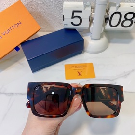 LOUIS VUITTON Модель： Z1739E Размер： 53 x 19 x 145