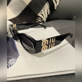 Очки Miu с эффектом «включенного чита» Очень стильные в черном ц