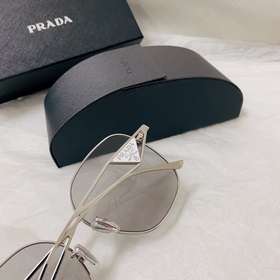 Солнцезащитные очки Prada Модель： SPR22 Размер： 58-16-140