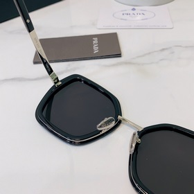 Prada Модель： SPR 53Y Размер： 53/21-138