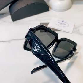 Prada Модель： SPR31W Размер： 56/16-145
