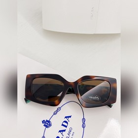 Эти очки Prada действительно очень привлекают внимание. Когда зак