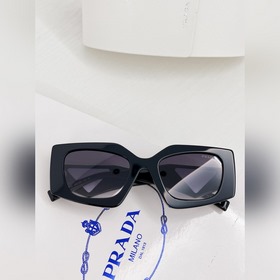 Эти очки Prada действительно очень привлекают внимание. Когда зак