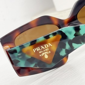 Эти очки Prada действительно очень привлекают внимание. Когда зак
