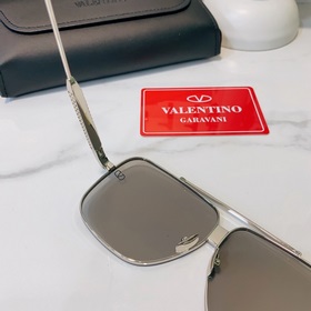 VALENTINO VLS191 Трехсторонние заклепки на дужках очков Размер 6