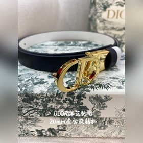 Новая коллекция Dior на официальном сайте. Модель с подиума. Созд