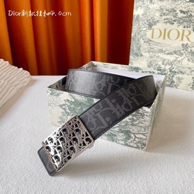 Эта металлическая пряжка для ремня из латуни с покрытием от Dior