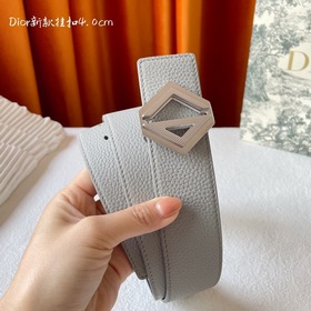 Эта металлическая пряжка для ремня из латуни с покрытием от Dior 