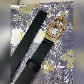 Официальный сайт Dior. Модель с подиума. Создана с целью обеспечи