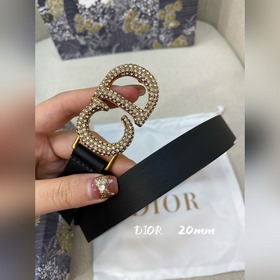 Официальный сайт Dior. Модель с подиума. Создана с целью обеспечи