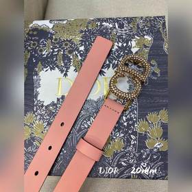 Официальный сайт Dior. Модель с подиума. Создана с особым внимани