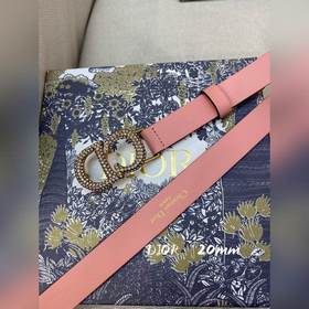 Официальный сайт Dior. Модель с подиума. Создана с особым внимани
