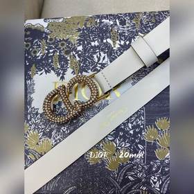 Официальный сайт Dior. Модель из коллекции, представленной на пок
