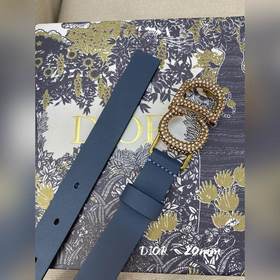 Официальный сайт Dior. Модель с подиума. Создана с целью обеспечи