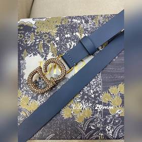 Официальный сайт Dior. Модель с подиума. Создана с целью обеспечи