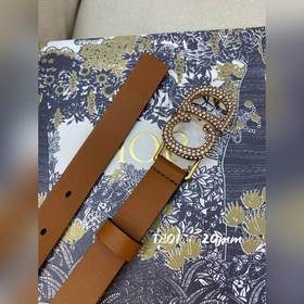 Официальный сайт Dior. Модель с подиума. Создана с целью обеспечи