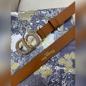 Официальный сайт Dior. Модель с подиума. Создана с целью обеспечи
