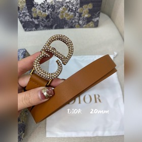 Официальный сайт Dior. Модель с подиума. Создана с целью обеспечи