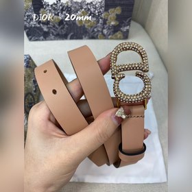 Официальный сайт Dior. Модель с подиума. Создана с целью обеспечи