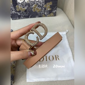 Официальный сайт Dior. Модель с подиума. Создана с целью обеспечи