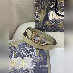 Официальный сайт Dior. Модель с подиума. Создана с целью обеспечи