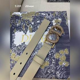 Официальный сайт Dior. Модель с подиума. Создана с целью обеспечи