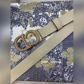 Официальный сайт Dior. Модель с подиума. Создана с целью обеспечи