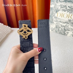 Эта металлическая пряжка для ремня из латуни с покрытием от Dior 