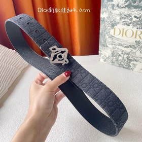 Эта металлическая пряжка для ремня из латуни с покрытием от Dior 