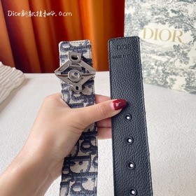 Эта металлическая пряжка для ремня из латуни с покрытием от Dior 