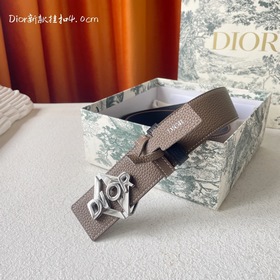 Эта металлическая пряжка для ремня из латуни с покрытием от Dior