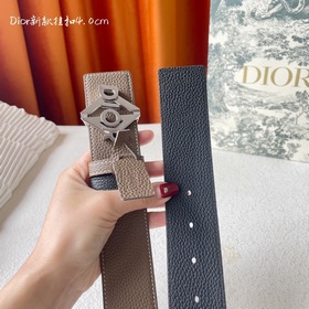 Эта металлическая пряжка для ремня из латуни с покрытием от Dior 