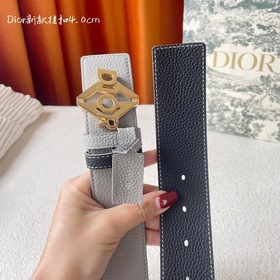 Эта металлическая пряжка для ремня из латуни с покрытием от Dior 