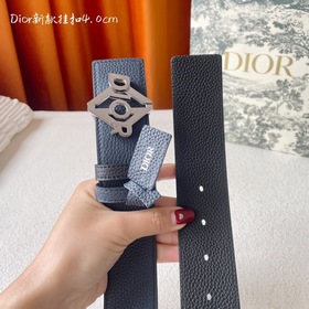 Эта металлическая пряжка для ремня из латуни с покрытием от Dior 
