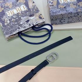 Новая модель CD-поясной пряжки в форме седла от Dior на весну 202