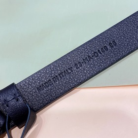 Новая модель CD-поясной пряжки в форме седла от Dior на весну 202