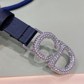 Новая модель CD-поясной пряжки в форме седла от Dior на весну 202